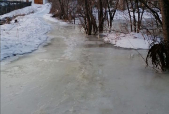 Река затопила улицу в Кемерове