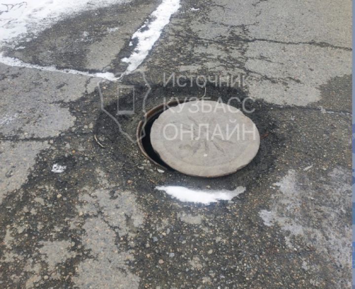 Прохожие обнаружили опасный люк на проспекте в Новокузнецке 