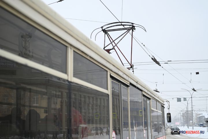 Массовая остановка трамваев произошла в утренний час пик на мосту в Кемерове