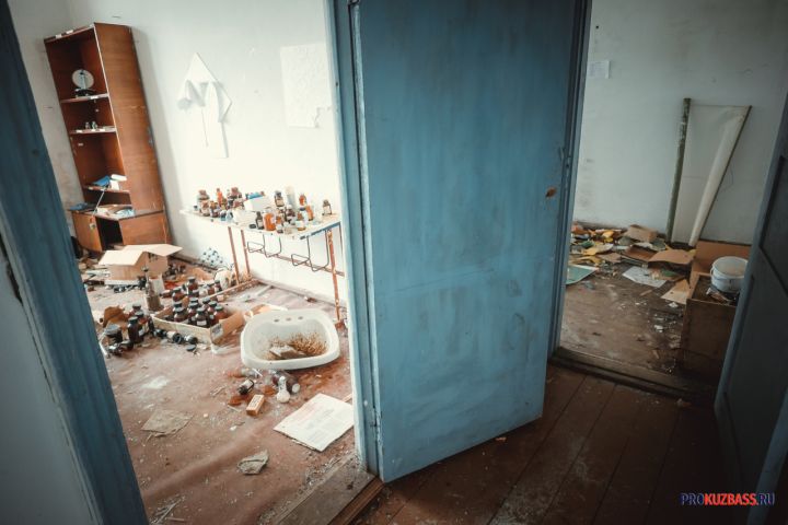 Сбрасывавшие бутылки с окна многоквартирного дома соседи возмутили кемеровчан
