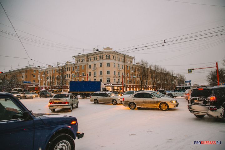 Большие заторы сковали дороги в Новокузнецке из-за массового ДТП с фурой