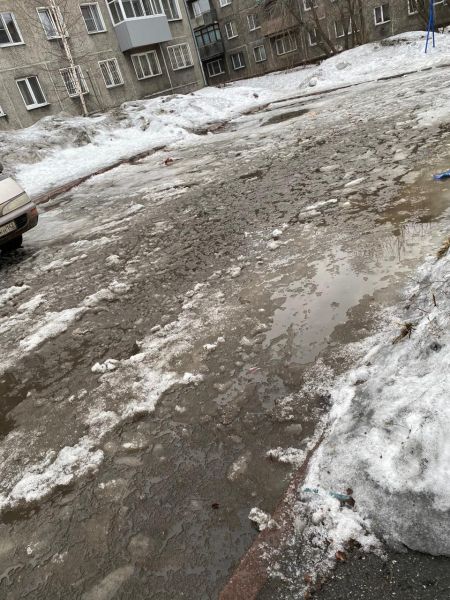 Двор в Ленинске-Кузнецком с приходом весны ушел под воду 