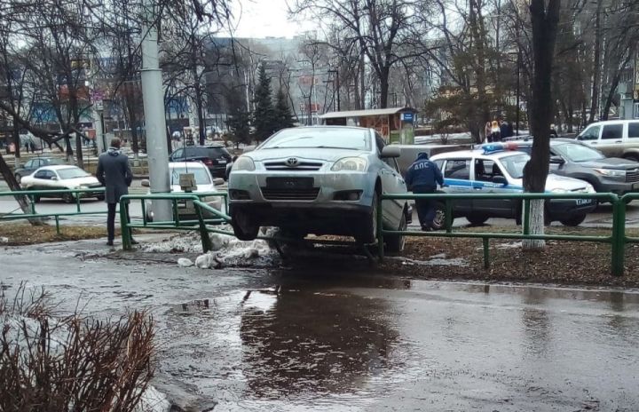 Легковушка налетела на ограждение при ДТП в Новокузнецке