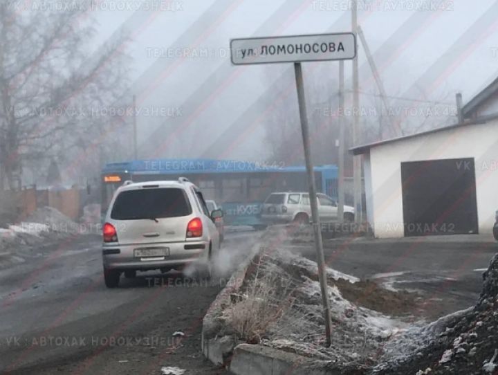 Автобус и внедорожник перекрыли дорогу в результате ДТП в Новокузнецке