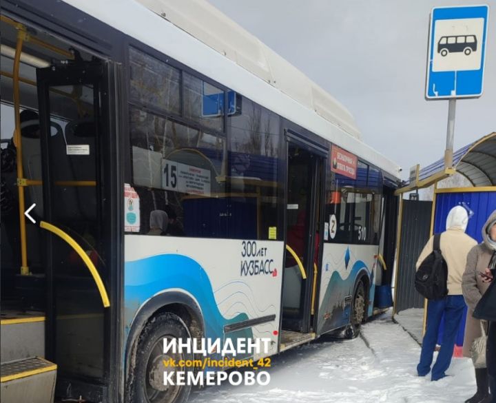 Автобус с пассажирами снес остановку в кемеровской деревне