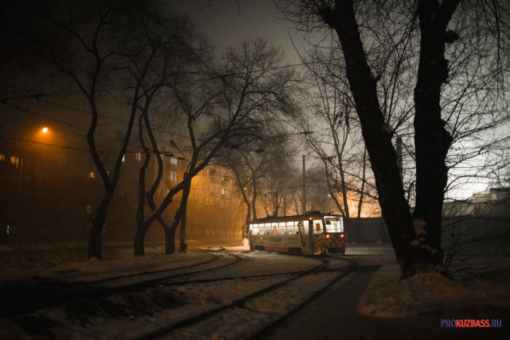 Трамвай сошел с рельсов в Кемерове 