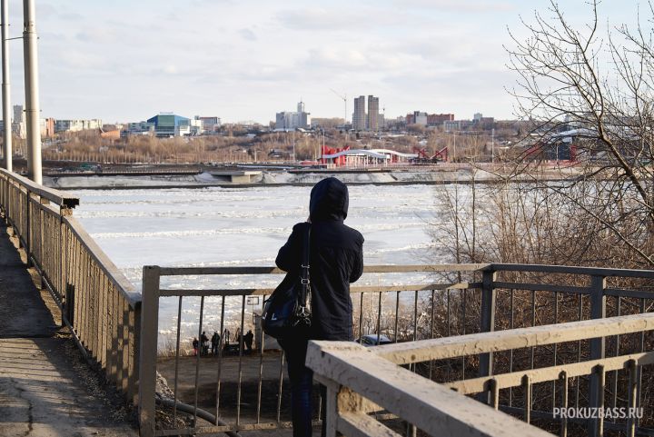 Освободилась от оков: ледоход начался на Томи в Кемерове