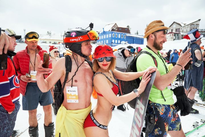 Почти без одежды: туристы в купальниках устроили самый горячий спуск с горы в Шерегеше