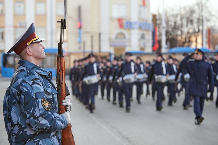 Первая репетиция торжественного маршра ко Дню Победы состоялась в центре Кемерова