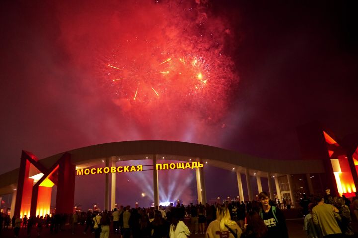 Зрелищный салют стал завершением Дня города в Кемерове и Дня России