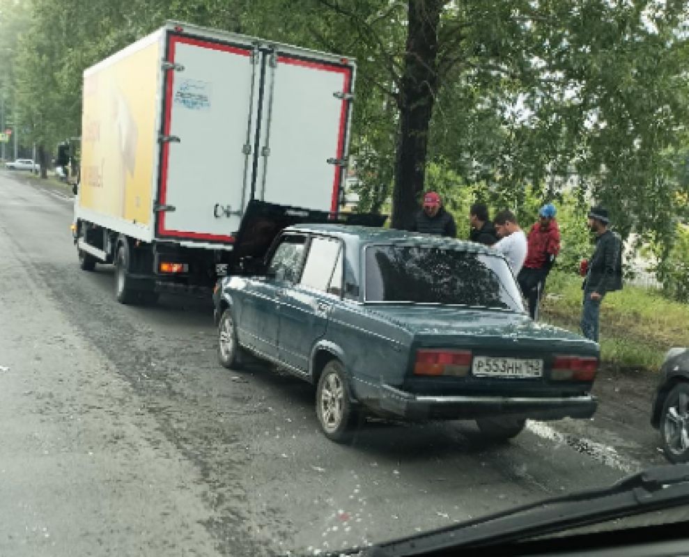 кто из водителей нарушил правила стоянки белая и красная