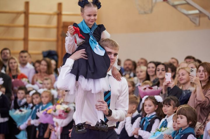 Банты, цветы и первый звонок: как в Кемерове проходит День знаний