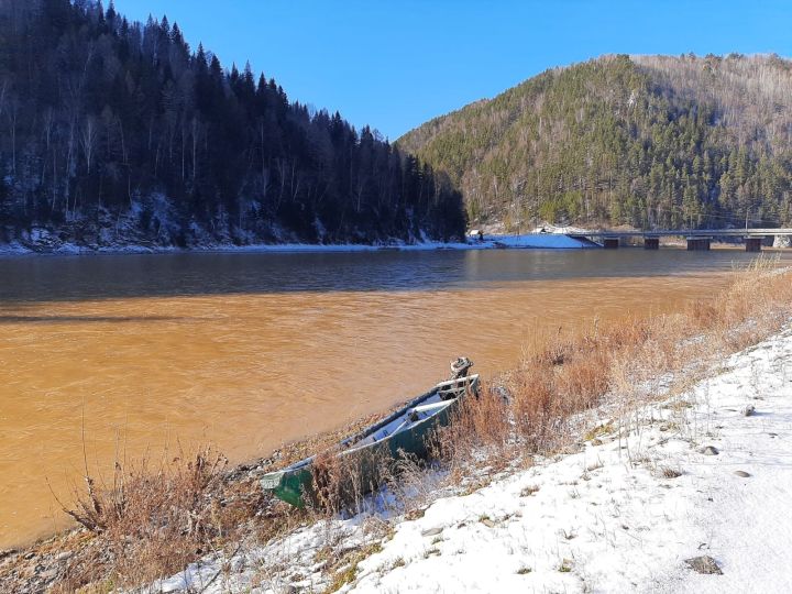 Пожелтевшая река обеспокоила кузбассовцев