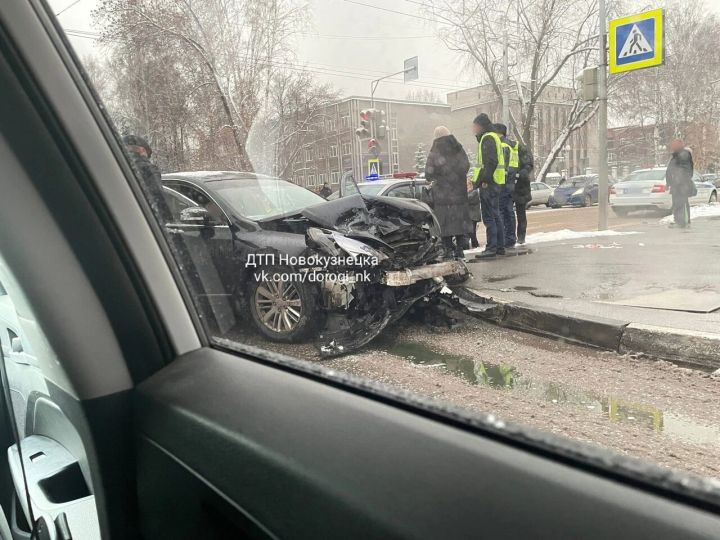 Четыре человека попали в больницу в результате ДТП в центре Новокузнецка