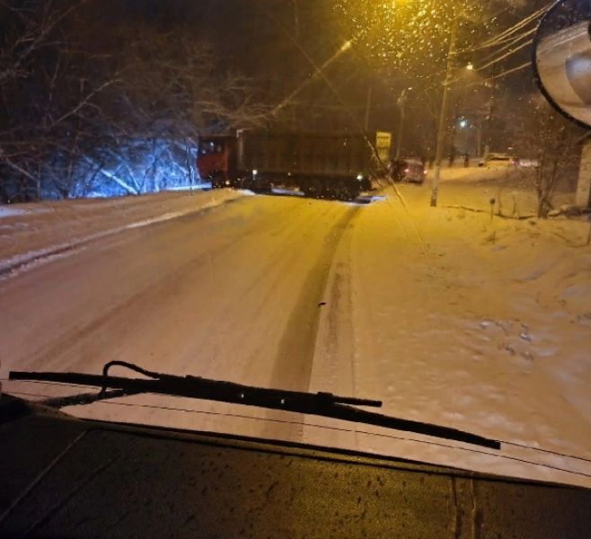 Массовое ДТП с грузовиками заблокировало участок дороги в Кузбассе