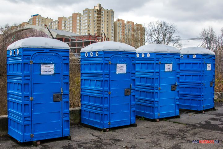 Власти Кемерова рассказали о причине закрытия уличных туалетов зимой после жалобы горожанки