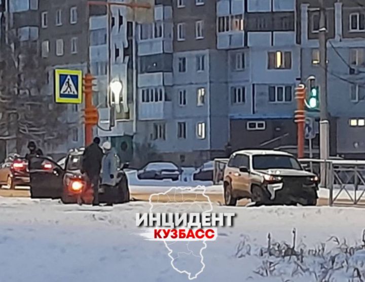 Иномарки получили серьезный урон при столкновении на проспекте в Кемерове