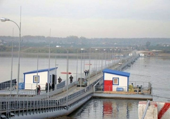 Специалисты демонтируют понтонный мост в кузбасском городе