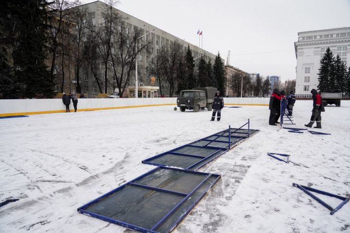 Специалисты начали установку хоккейной коробки на площади Советов в Кемерове