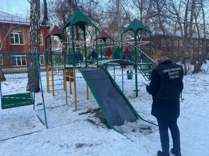 СК начал проверку после сообщения об опасной детской горке в Кемерове