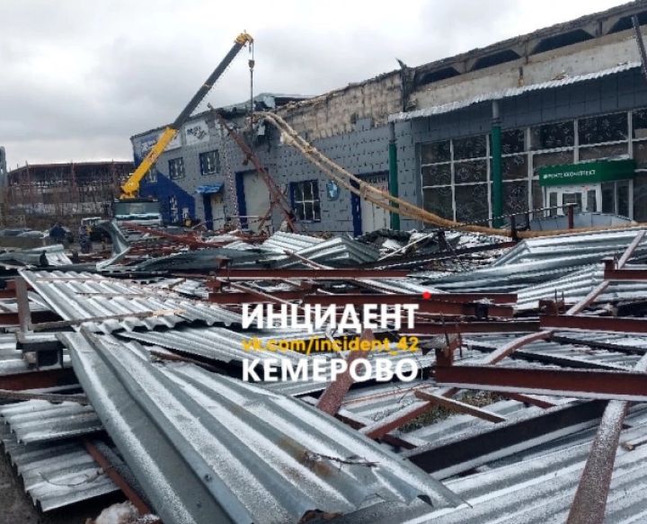 Ураганный ветер разобрал строительный ТЦ в Кемерове