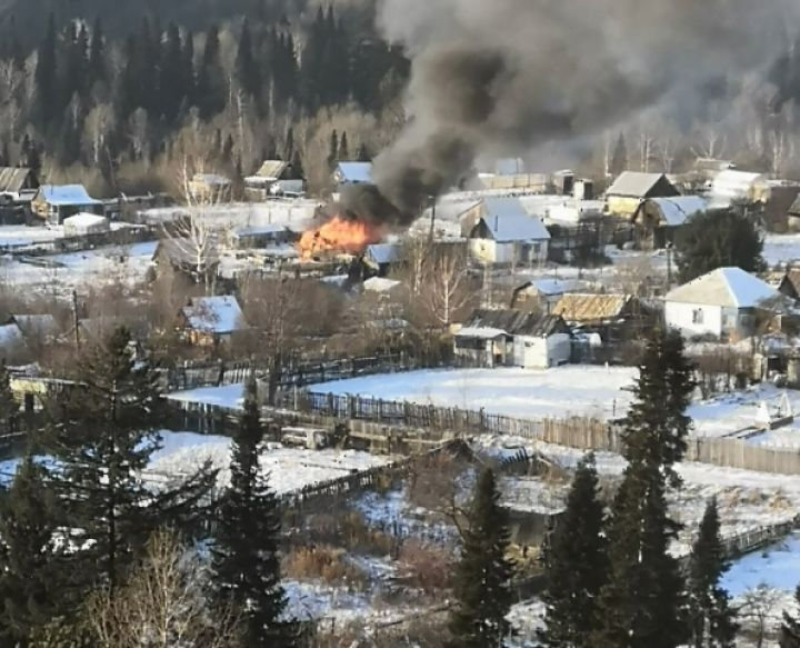 Пожар произошел посреди садовых участков в Березовском