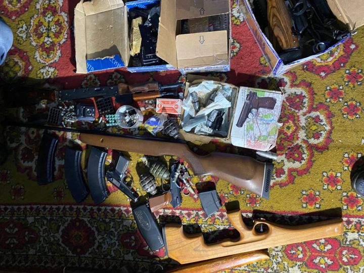 Семья из Новокузнецка организовала незаконный «бизнес» по продаже оружия