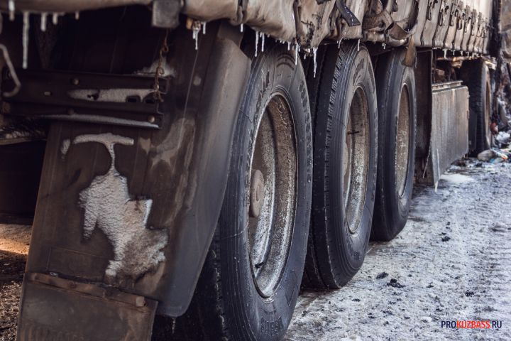 Соцсети: попавший в яму грузовик перекрыл движение по двум улицам в Кемерове