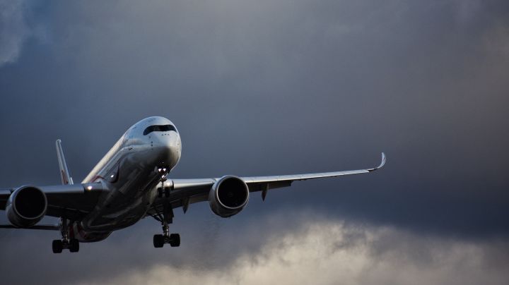 Летевший в Кемерово из Новосибирска самолет развернулся из-за непогоды