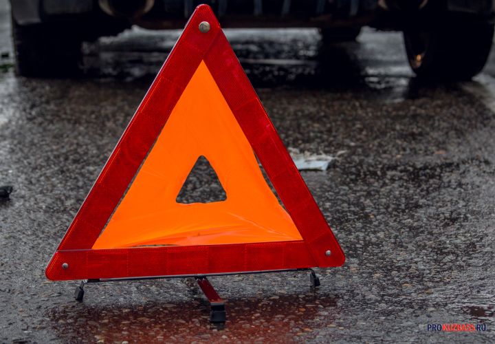 Соцсети: автомобиль сбил мужчину и ребенка около школы в кузбасском городе