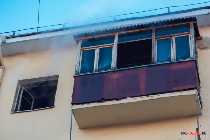 Курильщики устроили пожар в многоквартирном доме в Кузбассе