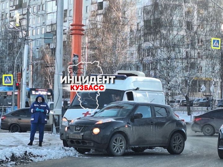 Кроссовер с «блатным» номером попал в ДТП со скорой помощью в Кемерове