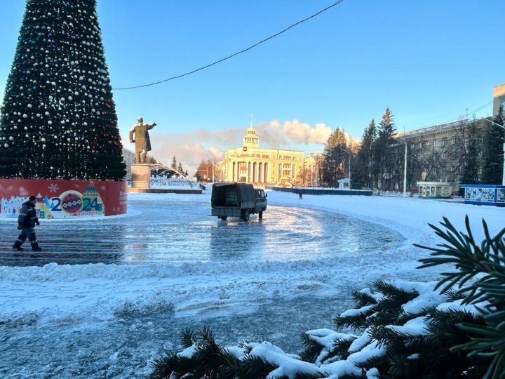 Кемеровские власти назвали дату открытия катка на площади Советов