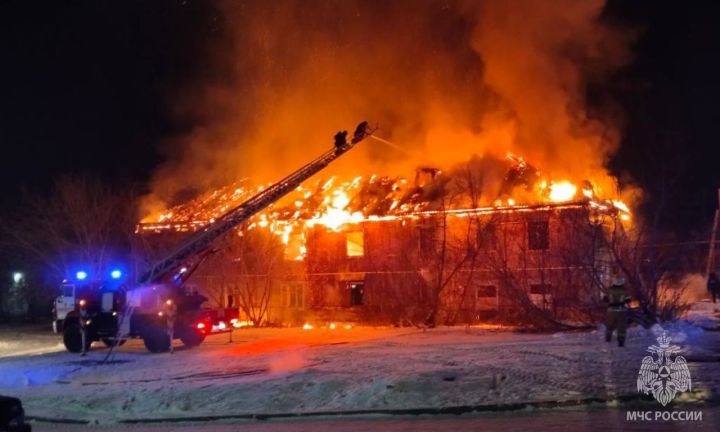 Пожар площадью 360м² охватил постройку в Кемерове