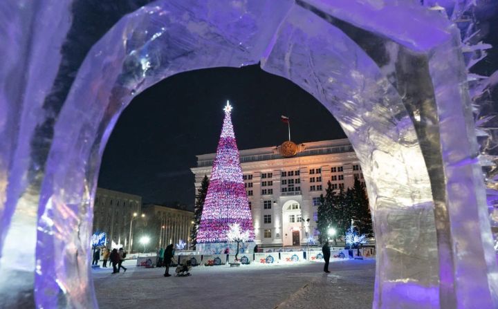 Праздничные огни загорятся на главной новогодней ели в Кемерове 1 декабря
