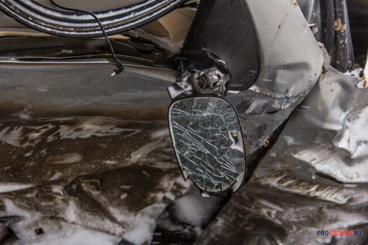 Автомобилистка без прав пострадала в ДТП с опорой освещения в Кузбассе