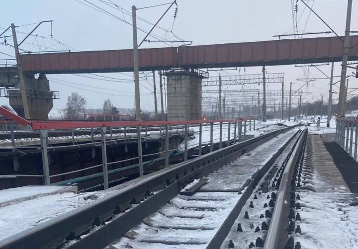 Железнодорожный мост в Кузбассе получил критические повреждения из-за ДТП с грузовиком