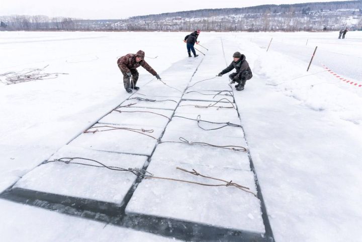 Специалисты заготовили первую партию льда для городка на площади Советов в Кемерове