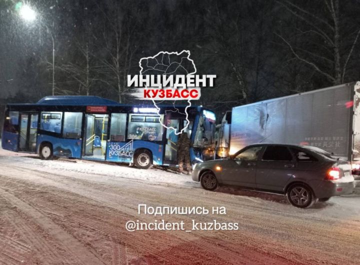 Массовое ДТП с автобусом и грузовиком произошло на перекрестке в Кемерове
