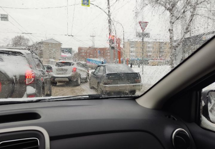 ДТП осложнило движение на оживленном перекрестке в Кемерове