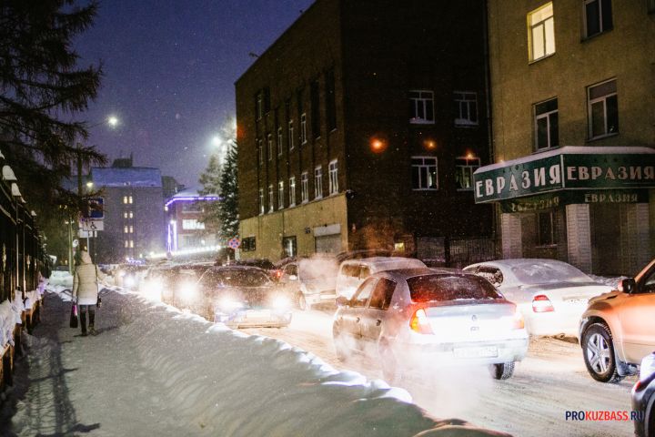 Десятибалльные пробки сковали кемеровские дороги в снегопад