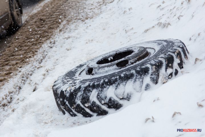 Четыре грузовика столкнулись во время сильного снегопада на трассе в Кузбассе