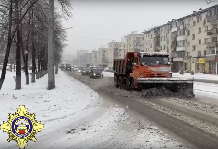 Занятые в уборке снега на дорогах в Новокузнецке подрядчики получили предостережение