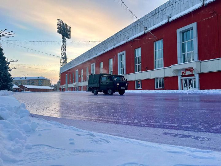 Каток с цветным льдом появился у кемеровского стадиона 