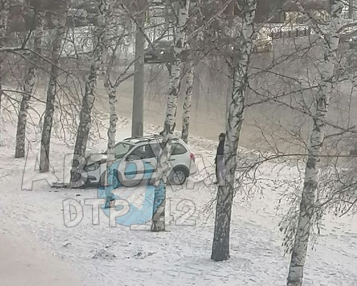 Автомобиль влетел в дерево в Новокузнецке