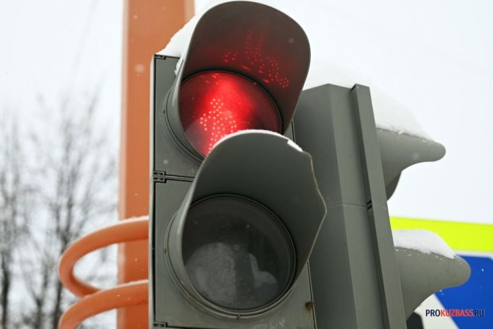 Легковушка влетела в светофор после ДТП на перекрестке в Кемерове