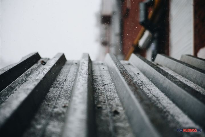 Власти: ремонт поврежденных ураганом крыш в Новокузнецке начнется после потепления