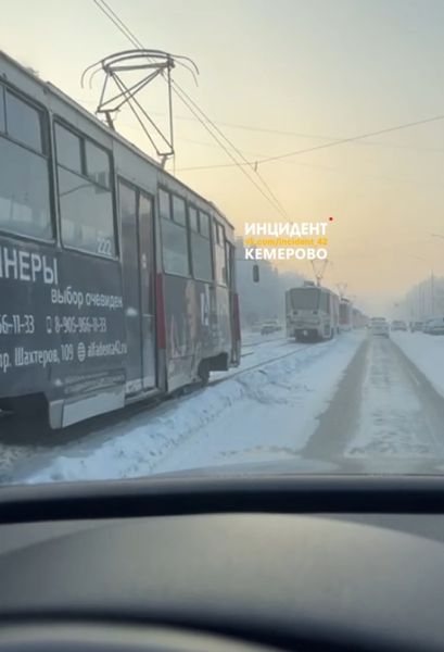 Несколько трамваев застряли на кемеровской улице из-за поломки «десятки»