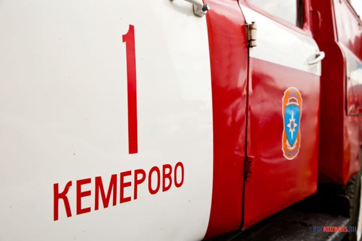 Почти 30 пожарных тушили охваченную огнем кемеровскую баню 