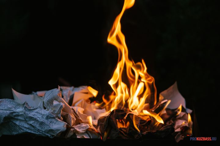 Крупный пожар на глазах у очевидцев уничтожил в Кузбассе гараж с легковушкой